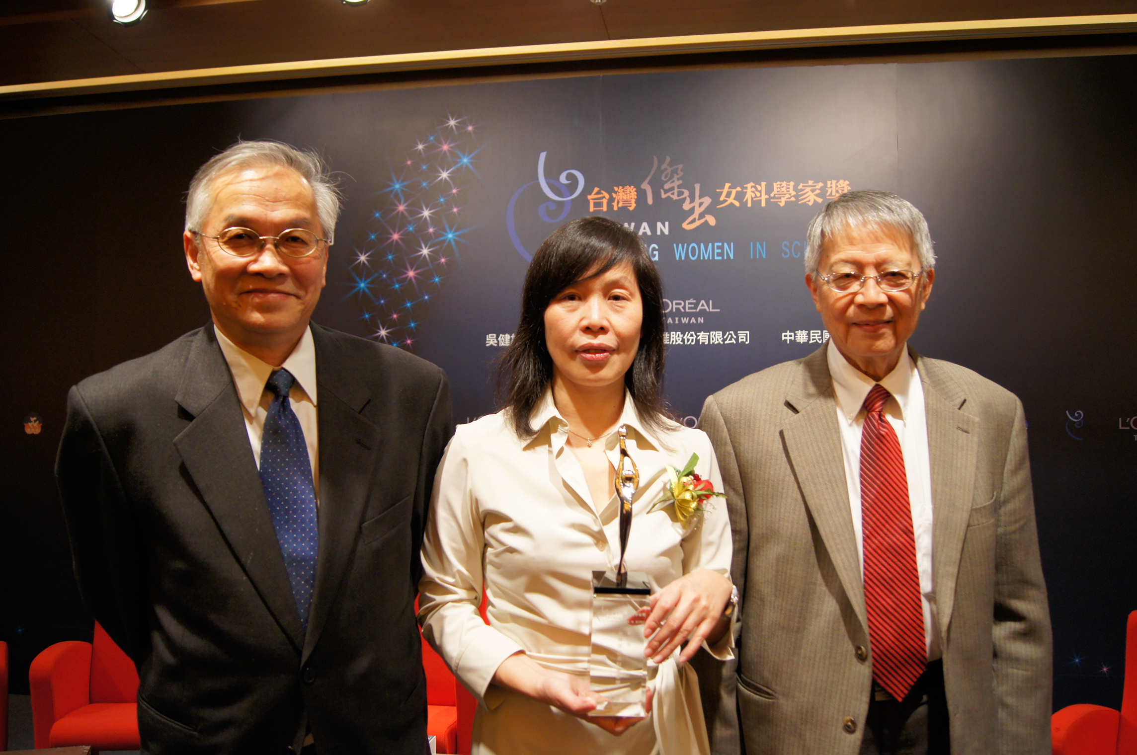 照片左起台灣聯合大學系統副校長葉永烜、馬國鳳教授、中研院副院長劉兆漢。朱韻璇攝