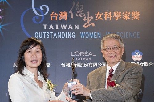 馬國鳳教授從吳健雄基金會董事長劉兆漢手中獲頒2011台灣傑出女科學家。主辦單位台灣萊雅公司提供
