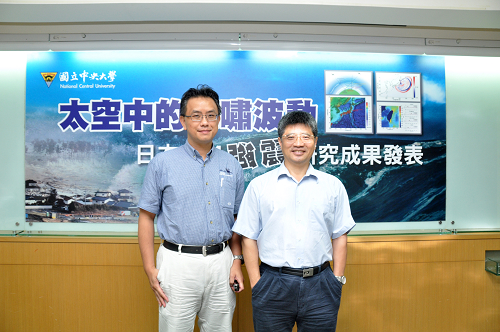 中央大學太空所劉正彥教授（右）與水海所吳祚任教授（左），從太空到地表，發表日本311強震引發之海嘯研究成果。石孟佳攝