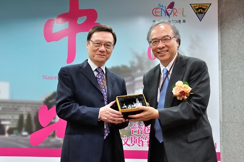 中央大學副校長李誠(左)致贈紀念品給香港中文大學副校長鄭振耀(右)。陳俊名攝