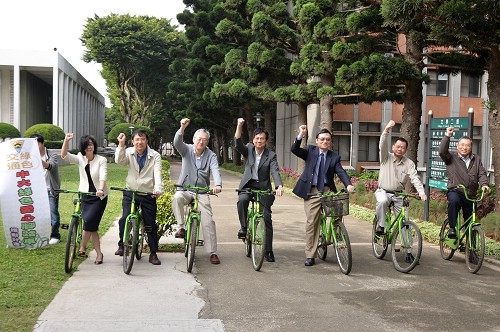 中央大學一級主管帶頭推行「綠色愛心腳踏車」，實踐綠色交通。石孟佳攝