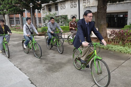 中央大學代理校長李誠（前）帶領學生騎乘綠色腳踏車，環保又健身。石孟佳攝