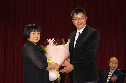 柯華葳教授（左）接任國家教育研究院院長，劉子鍵所長（右）代表學習所獻花。王欣雯攝