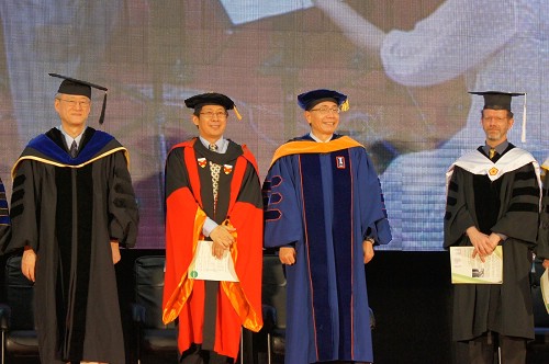 教育部長蔣偉寧（紅袍者）蒞臨中央大學畢業典禮，致詞勉勵全體畢業生。王欣雯攝