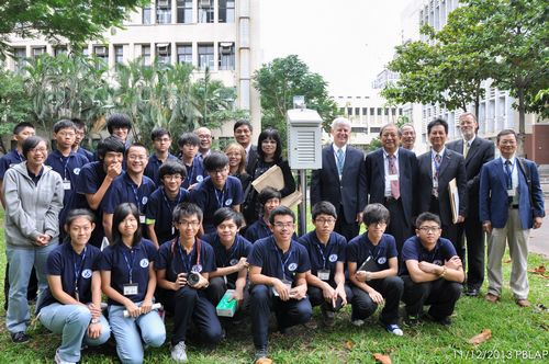 師大附中參與GLOBE Taiwan計畫的學生，進行戶外實地觀測，並和與會貴賓合影。黃牧群攝