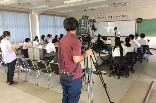 中央創遊社前往出水商業高等学校參訪與交流，南日本放送電視台MBC派員隨行採訪。照片賴振民攝