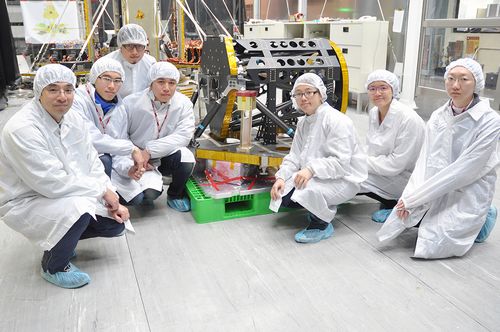 由中央大學太空科學所趙吉光所長（左一）帶領的科學團隊，不但自製研發「先進電離層探測儀」上太空，同時完成了65篇技術報告。照片太空所提供