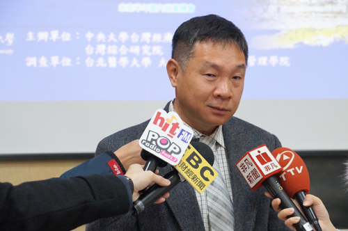 台灣經濟發展研究中心研究員吳大任接受媒體採訪。溫立安攝