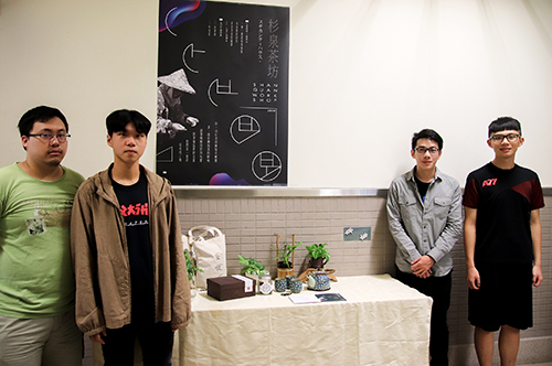中央大學客家系學生展示自創的「杉泉茶坊」客家文創商品。陳薏安攝