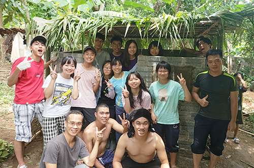 中大國際志工學習用棕櫚葉、竹片蓋傣式廁所，以行動創造改變！照片服務學習發展中心提供