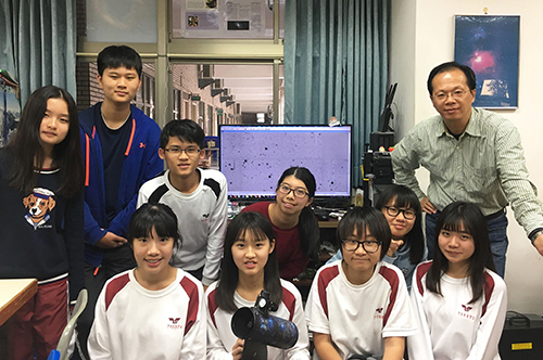 林士超老師（後排右一）帶領該校學生參加國際小行星搜尋活動。照片中興大學附屬高中提供