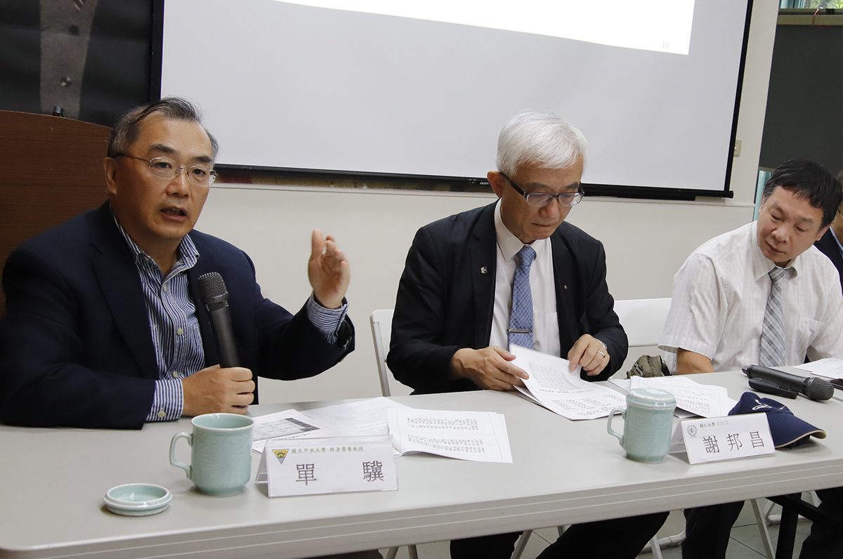 中央大學終身榮譽教授單驥（左一）認為，新冠肺炎疫情之後，台灣有隱藏性失業問題。陳如枝攝