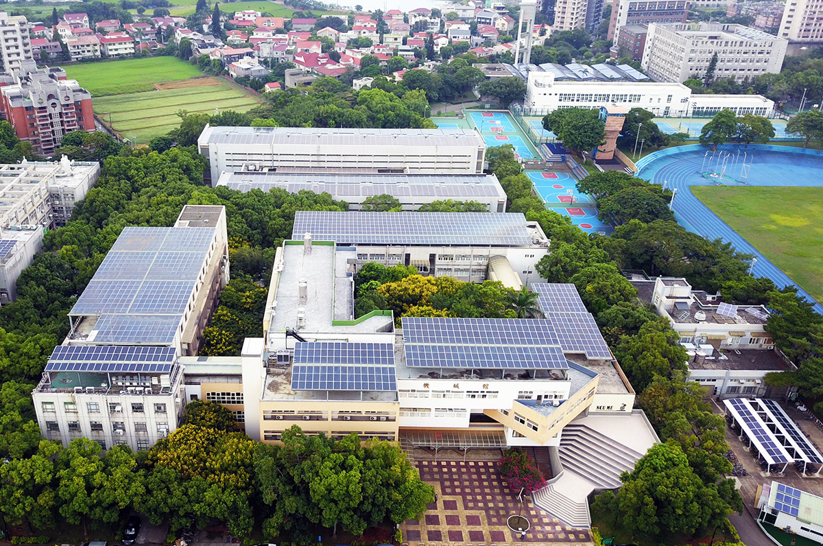 中央大學太陽光電之設置總面積達2,642峰瓩(kWp)，為友善地球綠色指標學校之一。照片總務處營繕組提供
