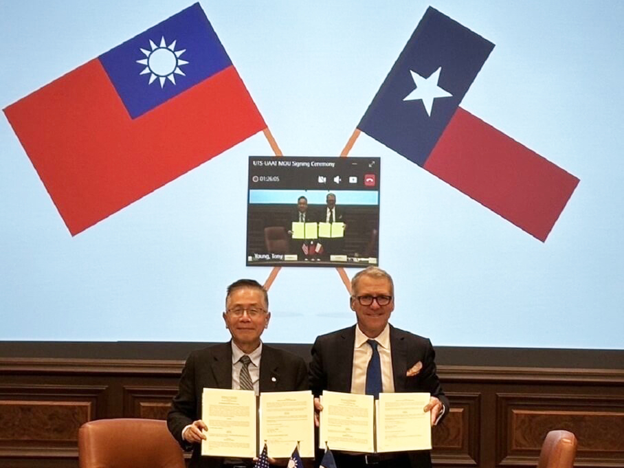 台灣代表、中央大學校長周景揚（左）與美國德州大學系統代表總校長米利肯（JamesB.Milliken）（右）完成簽署儀式。照片教育部提供