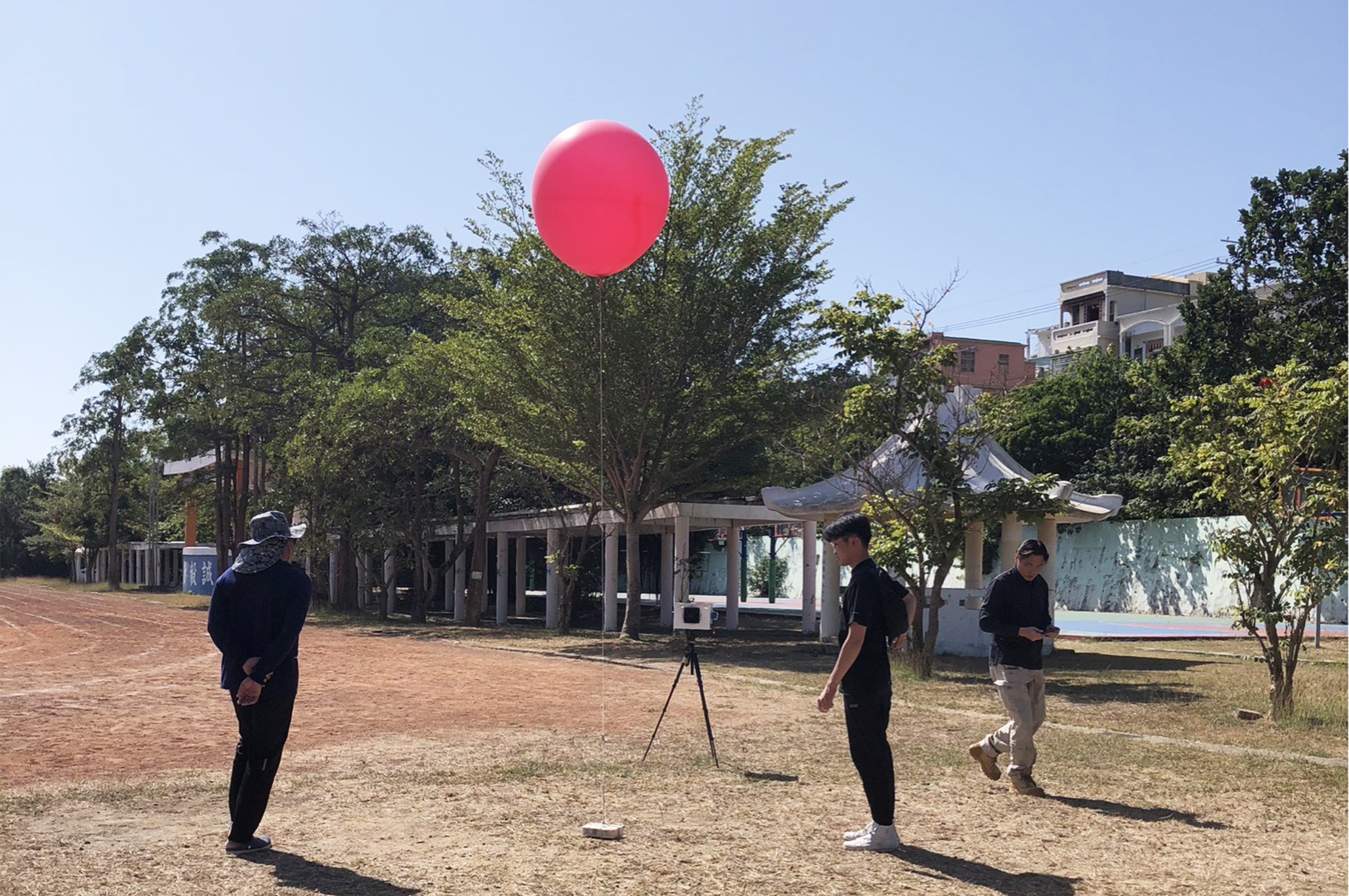 配合此次NASA監測任務，在地面進行的探空氣球觀測，由中央大學、長榮大學、空軍航空技術學院和文化大學共同協作。照片大氣系提供