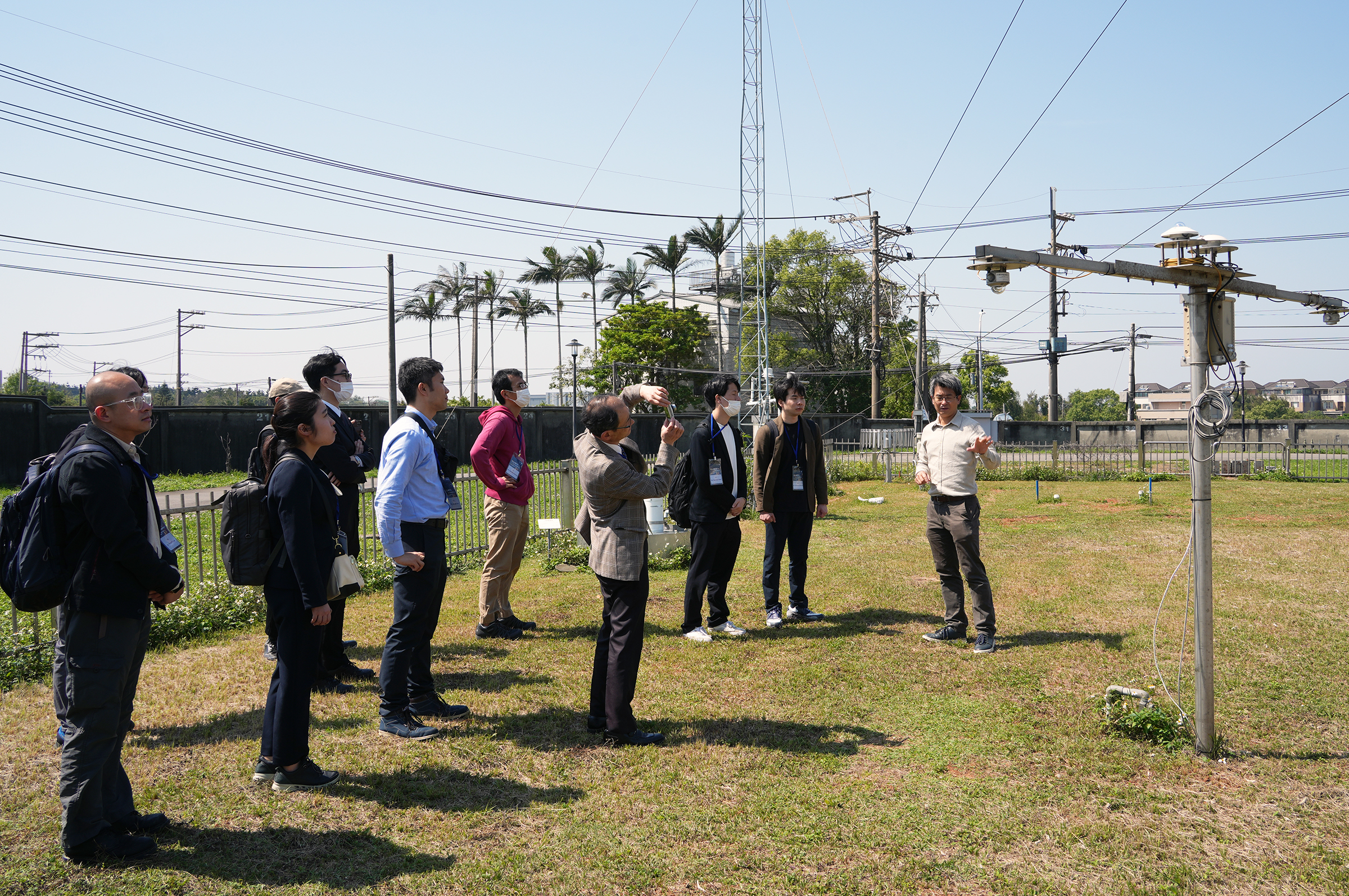 日本京都大學防災研究所參訪大氣系測站，由王聖翔教授解說。照片大氣系提供
