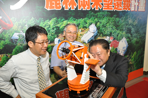 台達電子董事長鄭崇華先生(右一)大力支持兩米望遠鏡計畫。石孟佳攝 