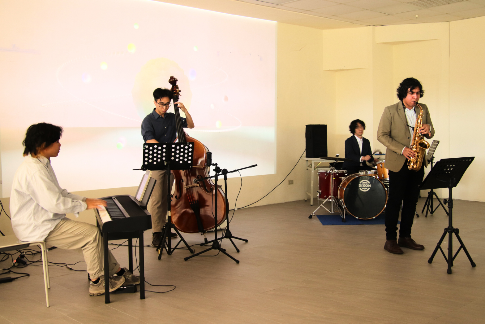 「無盡之始」開幕茶會中，邀請爵士樂社結合livecoding技術的現場演奏。照片游佳霖攝