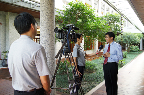 中央大學蔣偉寧校長接受大愛電視台專訪。陳如枝攝