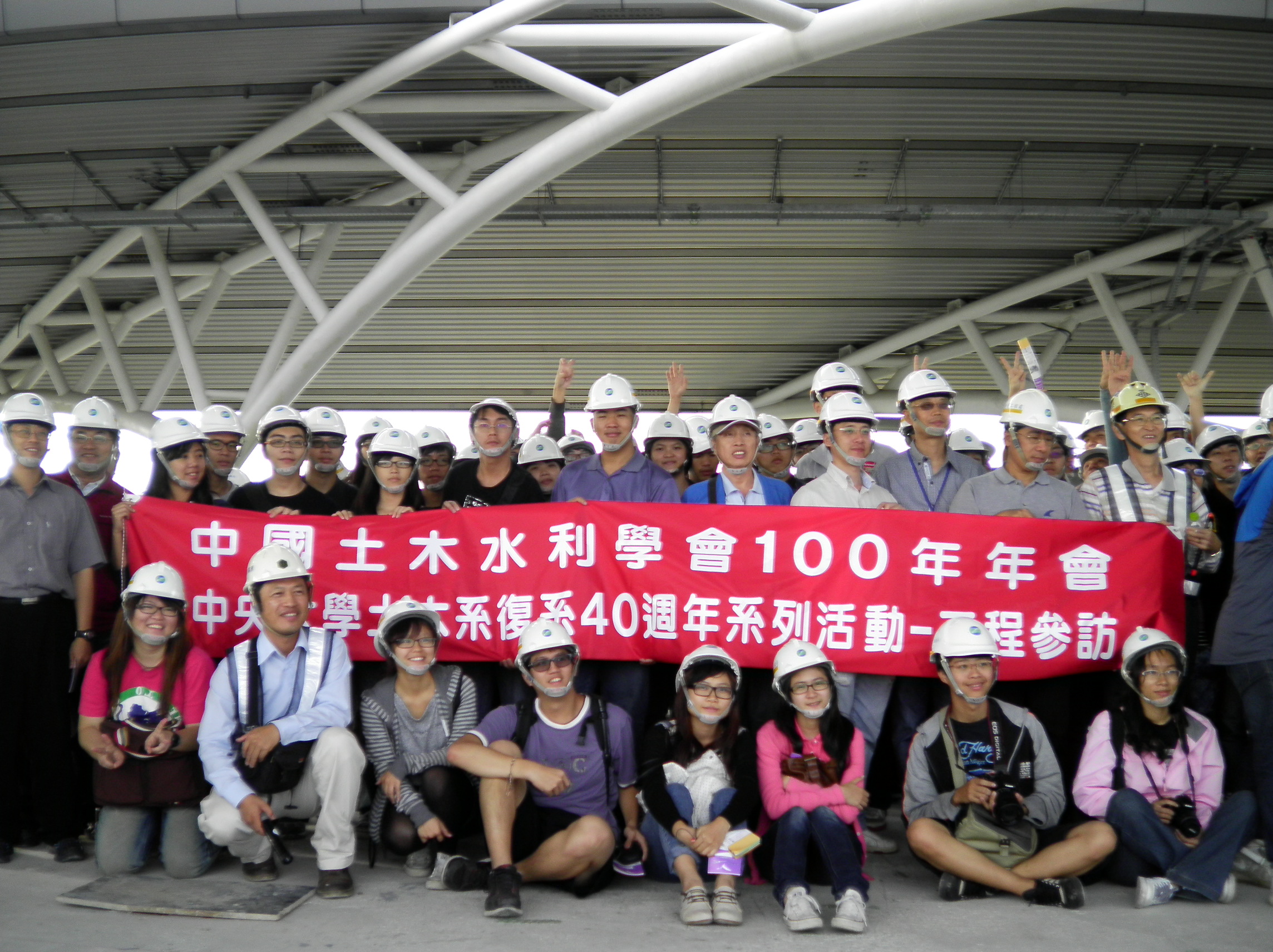 中國土木水利學會參觀機場捷運工程。照片中央大學土木系提供