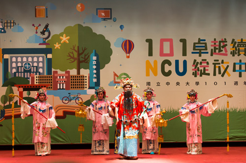 〈天官賜福〉為中文系學生團體「京劇票房」所帶來的精彩演出，祝賀中大校慶。謝承恩攝