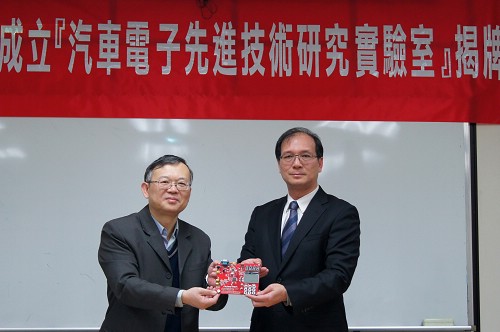 新唐科技捐助中央大學十五套高科技微控制器(MCU)，讓中大在自主研發上如虎添翼。王欣雯攝