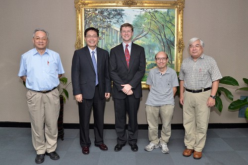 參與2013年春季「年輕天文學者講座」貴賓左起：臺灣聯合大學系統葉永烜副校長、中央大學周景揚校長、2013年春季「年輕天文學者講座」得獎者雷克理教授、天文所高仲明所長、以及天文所陳文屏教授。石孟佳攝