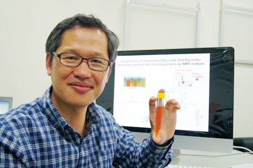 黃俊銘教授與其創新的青春痘疫苗研究成果合影。陳如枝攝