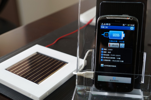 A perovskite solar module can charge a mobile phone when receiving the light from an indoor light source. Photo by Chu Yun-hsuan