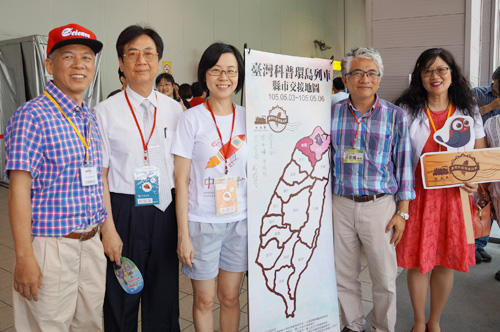 台灣科普環島列車今（3）日發車，自台北車站南下抵達桃園，由中央大學科學教育中心團隊規劃火車站內及車廂的科普實驗，帶領學生體驗現象背後蘊含的科學知識（左二：國立中央大學副校長劉振榮、左三：國立中央大學科學教育中心主任朱慶琪）。朱韻璇攝