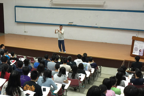 宋少卿幽默風趣的口才及台風，引領台下歡笑聲、掌聲絡繹不絕。圖／服務學習辦公室提供