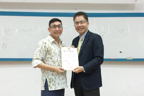 宋少卿（左）給中大學子上了一堂別開生面的說話課，校長周景揚（右）致贈感謝狀。圖／服務學習辦公室提供