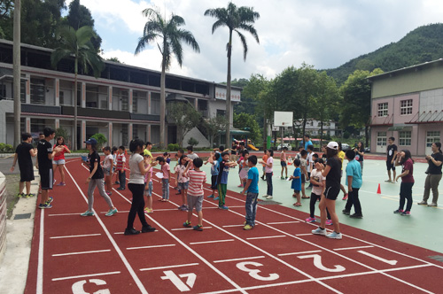 中央大學及香港中文大學學生今年暑假在桃園市復興區三民國小服務，擔任志工帶領課輔。圖／學務處課外活動組提供