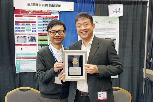 Professor Li Yung-hui led the team to participate in INPEX (The Invention & New Product Exposition) 2016, and won the gold medal in the electronics category. Photo provided by Prof. Li.