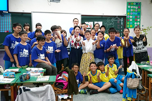 韓國交換生與小學生們分享韓國傳統文化。照片歷史所提供