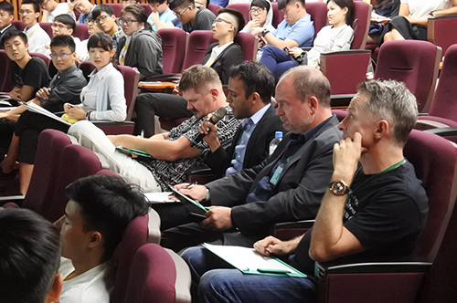 科技業評審即時問答，考驗演講者臨場反應能力。照片語言中心提供