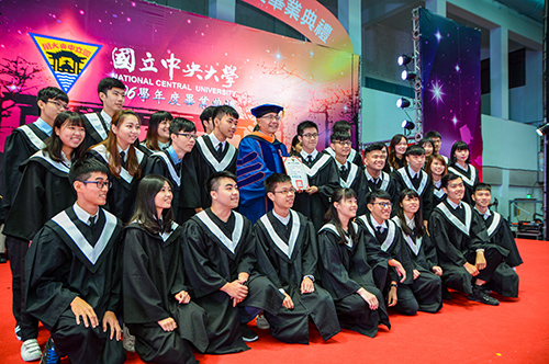 中央大學畢業典禮，表揚服務學習金質獎畢業生，其中電機系牛冠越同學（受獎者）以735個小時拔得頭籌，代表受獎。蘇宸揚攝