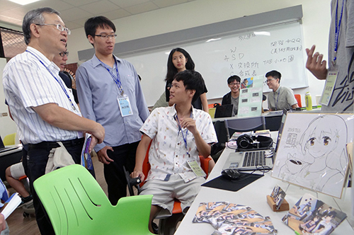 本次活動集結了全國各路好手，共有20款不同風格作品在會中齊放，中央大學教務長王文俊（左一）參訪，並為學生加油打氣。照片臺灣學生遊戲開發者論壇團隊提供