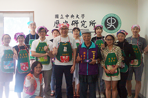 歷史所鄭政誠所長與蔣竹山教授與學員們大合照。照片歷史所提供