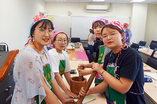 陸生經由親手擂出來的茶傳承了臺灣好客文化。照片歷史所提供