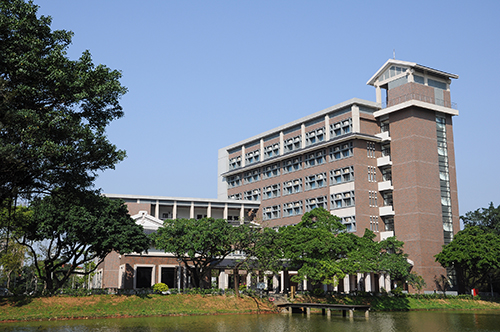 全國最早成立的中央大學客家學院，座落在中大湖畔，有獨立的大樓，也集合最頂尖的師資，提供一個學生優質的學習環境。駱主安攝