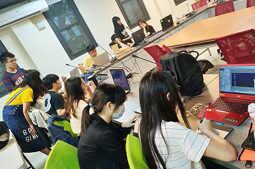 2019新生知訊網團隊，學長姐費盡心思，為學弟妹一手打造的平台，希望讓新生提早了解大學生活的多元樣貌。照片諮商中心提供