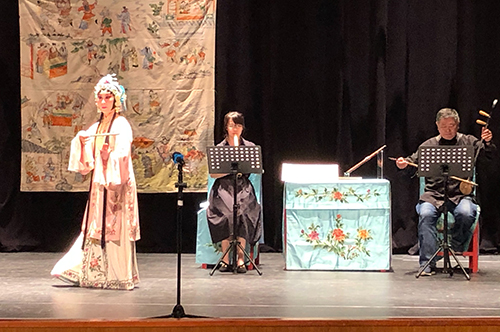 崑曲博物館典藏提琴，與簫合奏〈尋夢〉，如泣如訴，委婉動人。國光劇團陳長燕示範演出。照片中央大學崑曲博物館提供