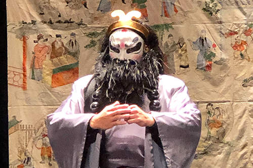 記者會現場由劉育志示範〈山亭〉，背景為崑曲博物館典藏之溫州手繪堂幔。照片中央大學崑曲博物館提供