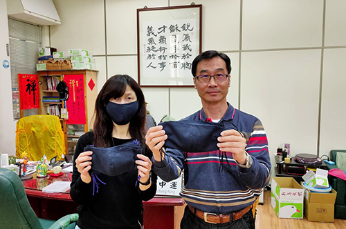 中央大學社區媽媽親手縫製一批布口罩，送給中央大學防疫人員，慰問第一線工作者的辛勞。照片學務處提供
