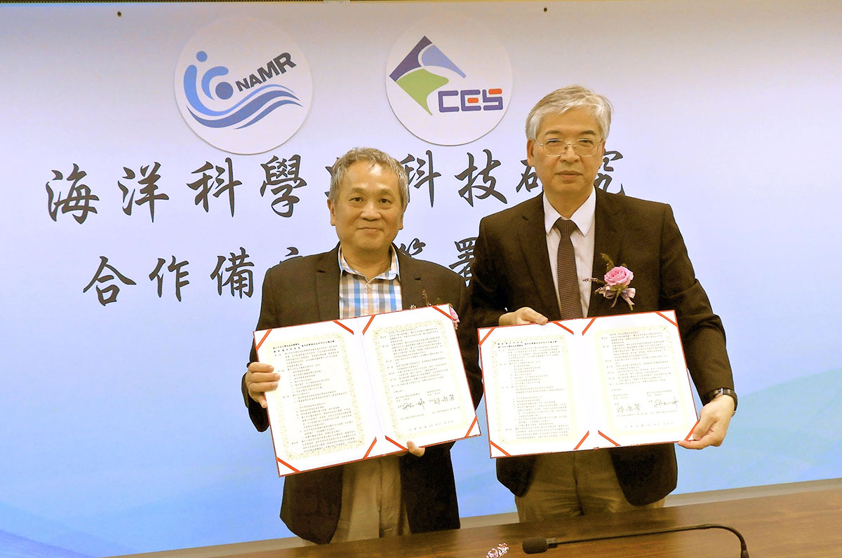 中央大學地球科學學院院長許樹坤(右)與國家海洋研究院院長邱永芳(左)共同簽署合作備忘錄。照片國家海洋研究院提供