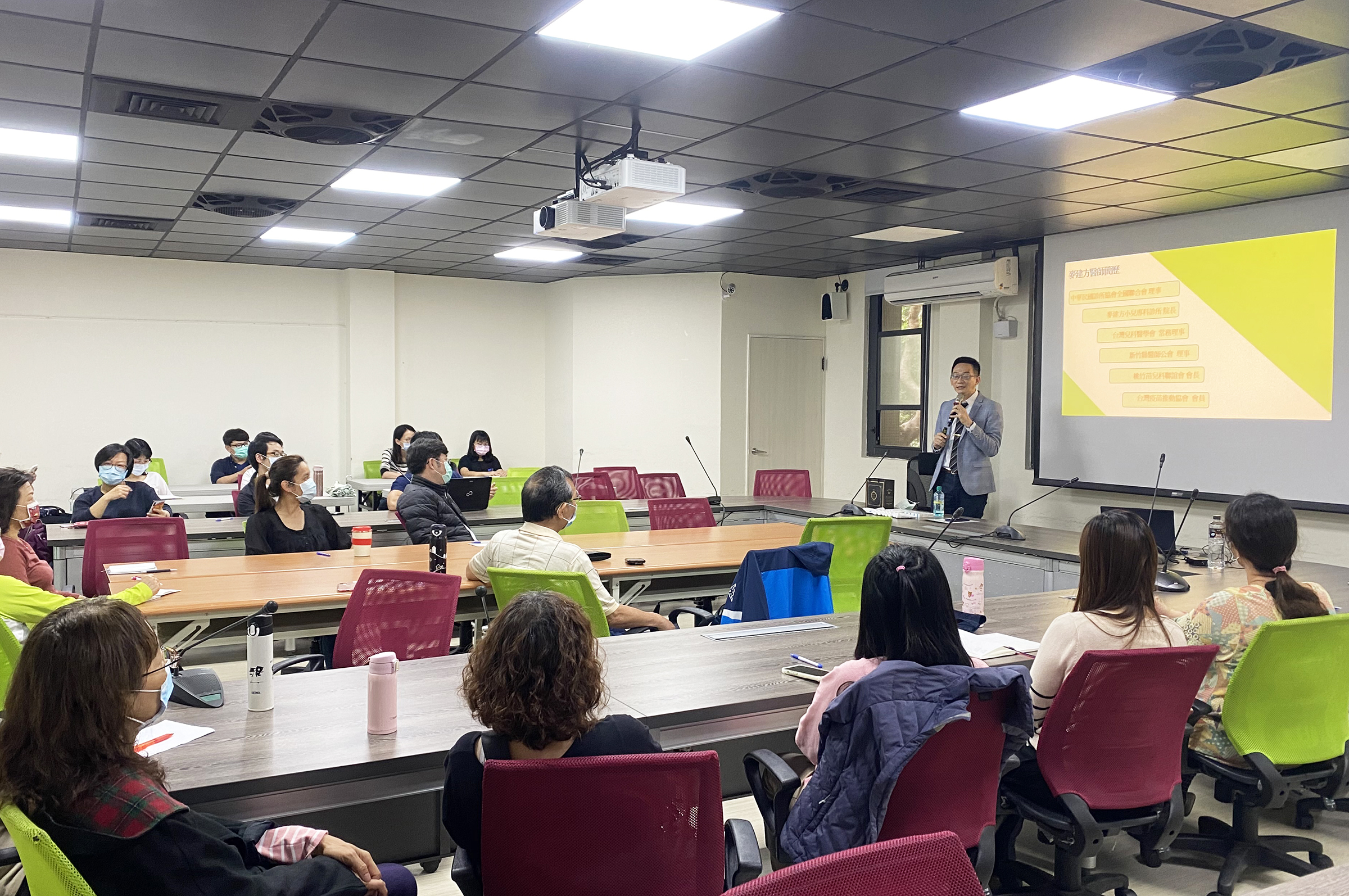 中央大學職場安全健康週系列活動，邀請麥建方醫師主講「青少年及成人疫苗補追」。黃姿瑜攝