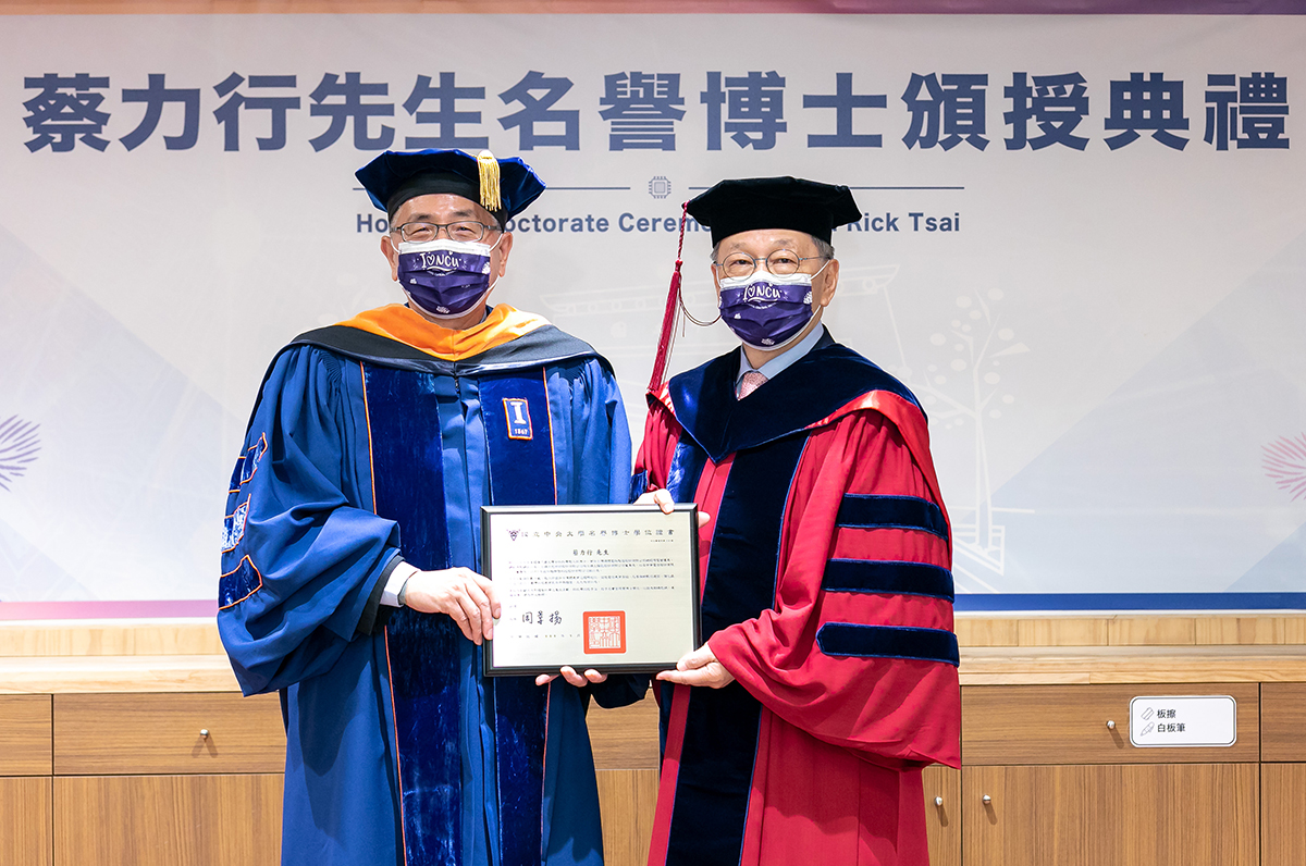 Dr. Rick Tsai (right) receives the NCU Honorary Doctorate certificate from NCU President Dr. Jou Jing-Yang (left).  Photo courtesy: MediaTek Inc.