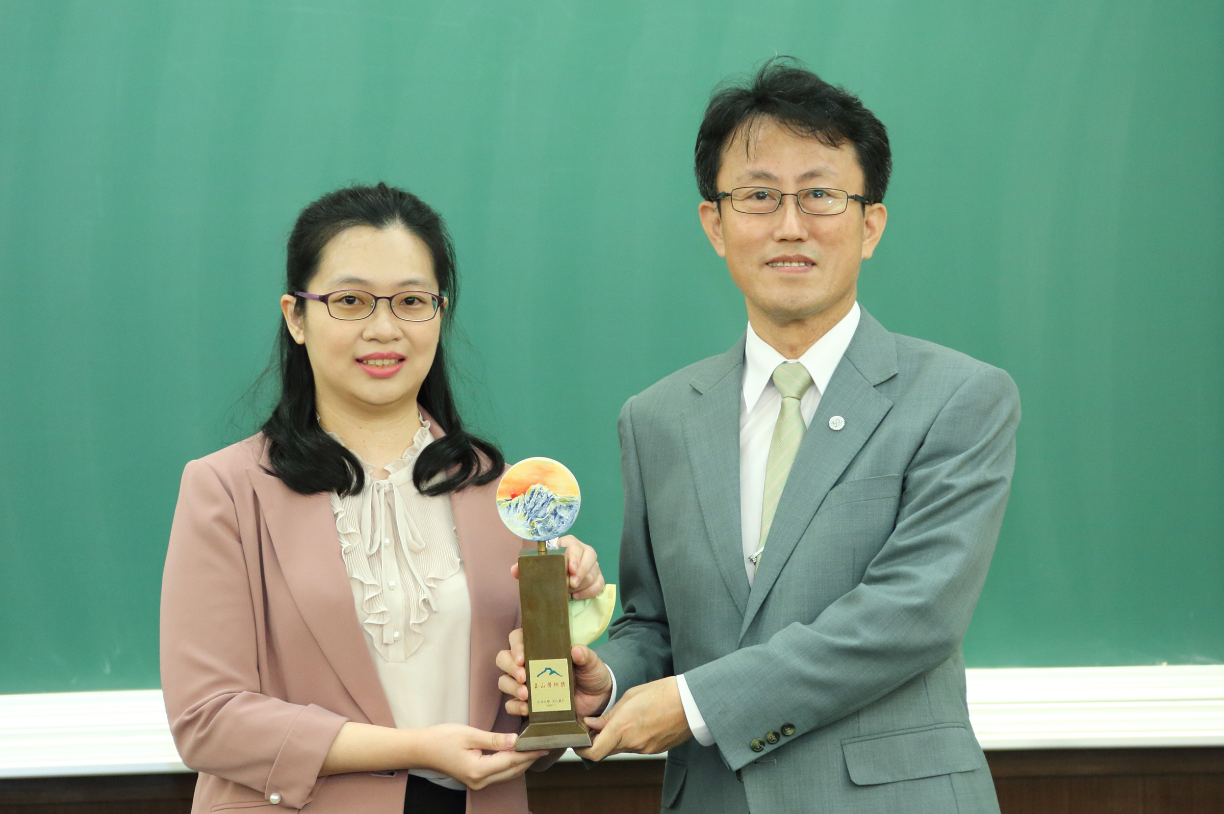 玉山銀行陳茂欽總經理頒發「玉山學術獎」給中央大學企業管理學系黃依潔助理教授。管理學院提供