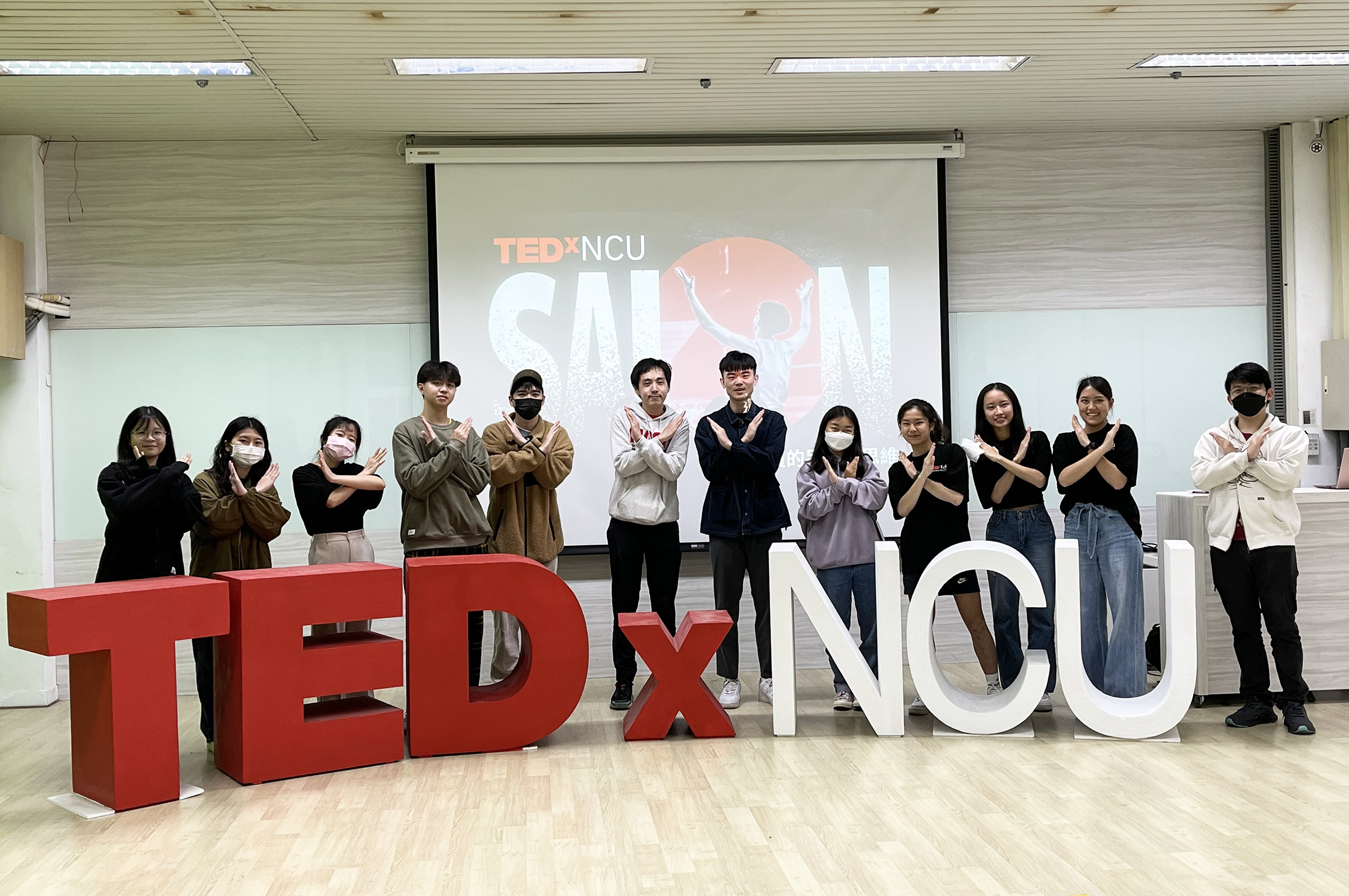 鄭詠仁與TEDxNCU團隊合影，感謝他們的用心籌辦。梁恩維攝